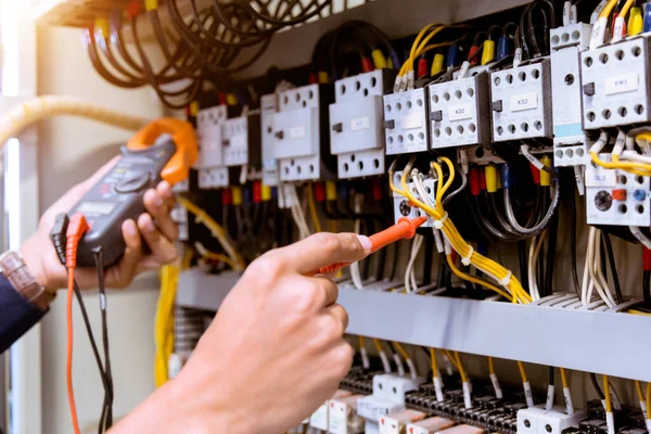 Elektriska Mätningar Med Multimeter Som Testar Ström Elektriskt Kontrollpanelen — Stockfoto