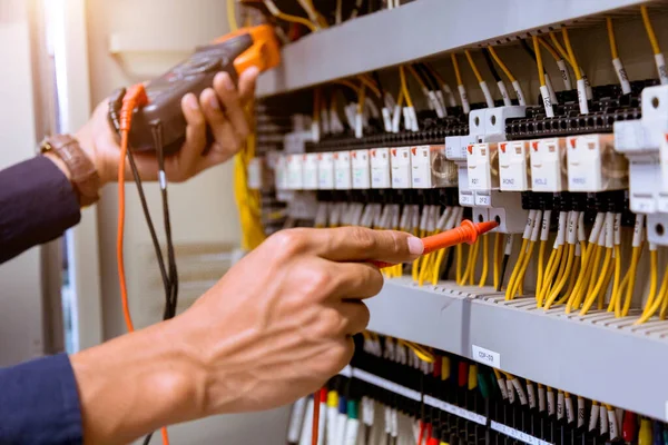 Elektriker Messungen Mit Multimeter Prüfstrom Elektrisch Bedienfeld — Stockfoto