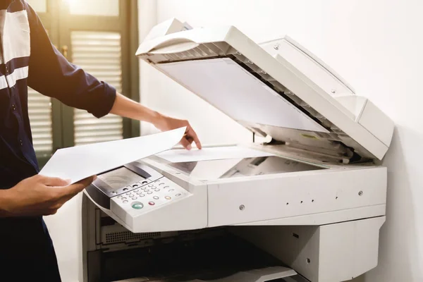 İş adamları tuş takımları yazıcı, yazıcı, tarayıcı, lazer fotokopi makinesi, ofis ekipmanları, konsept üzerinde çalışmaya başlayın.