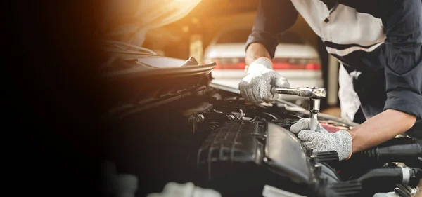 Automobile Mechanic Repairman Hands Repairing Car Engine Automotive Workshop Wrench — Stock Photo, Image