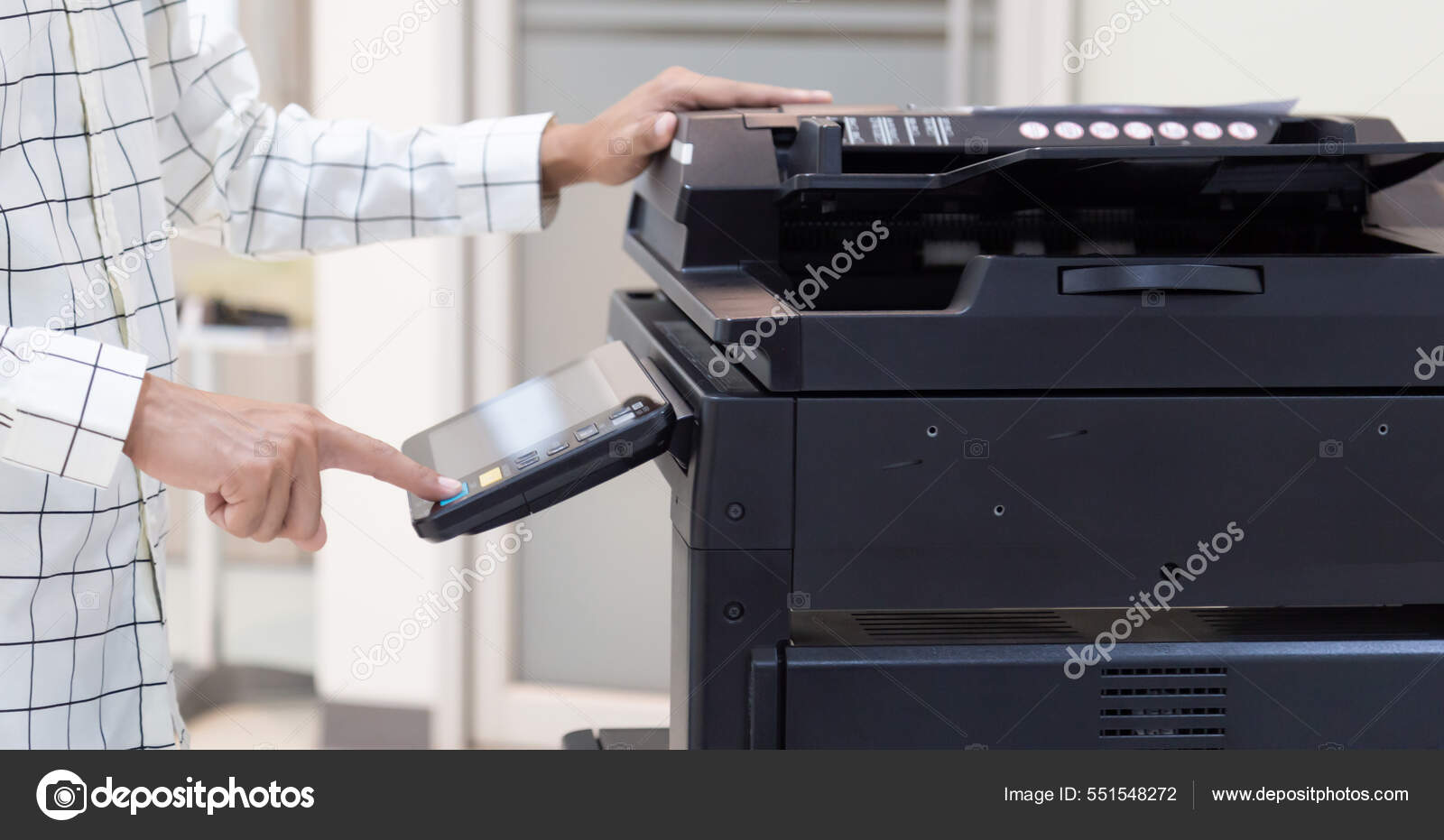 Hombre Negocios Presiona Botón Panel Red Fotocopiadoras Impresora  Trabajando Fotocopias: fotografía de stock © A_STOCK1992 #551548272