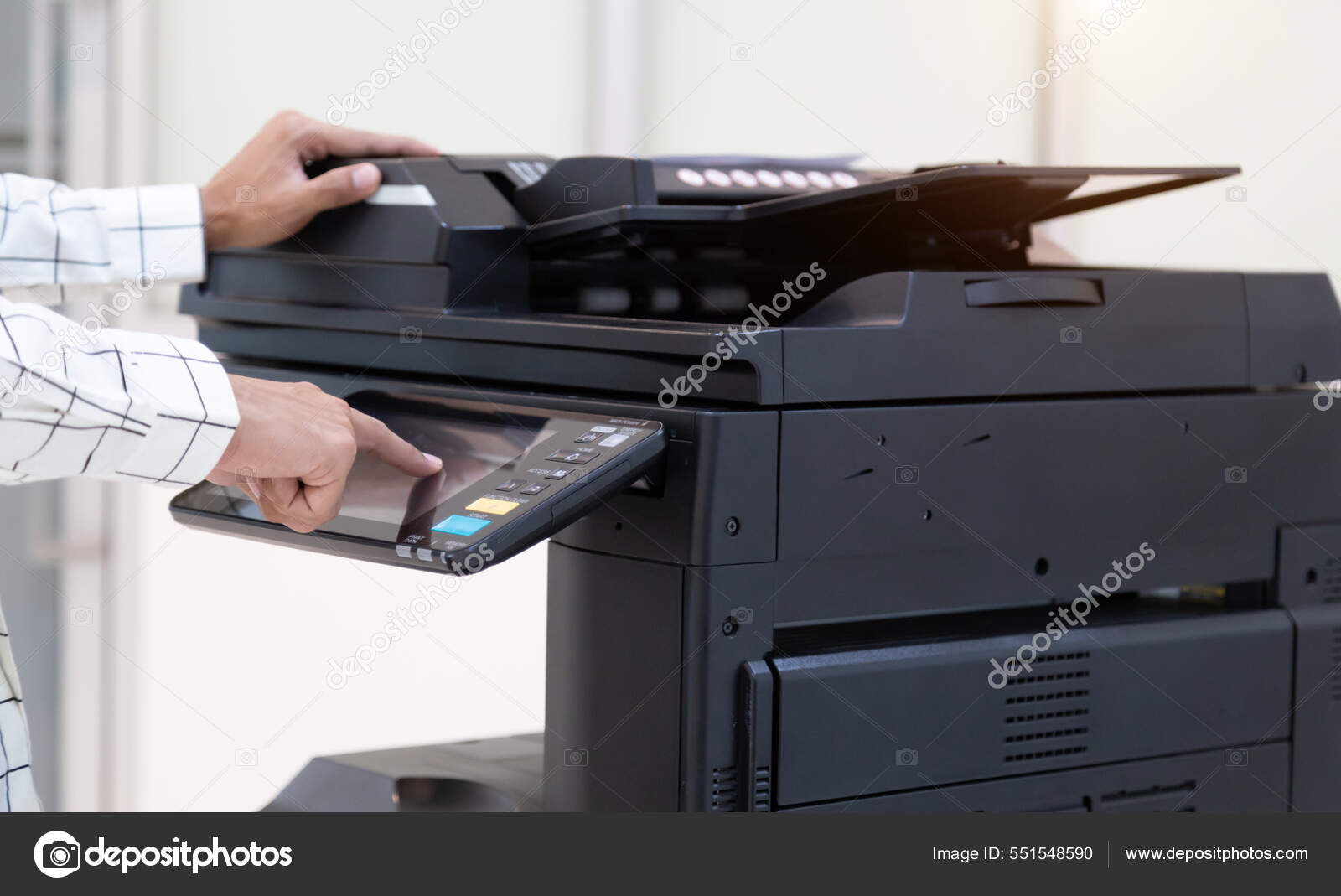 Hombre Negocios Presiona Botón Panel Red Fotocopiadoras Impresora