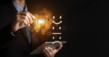 Müşteri hizmetleri en iyi iş derecelendirme deneyimi. Memnuniyet araştırması konsepti. kullanıcı çevrimiçi uygulamada hizmet deneyimine derecelendirme verir . 
