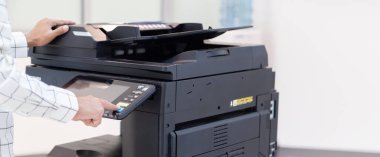 İşadamı, yazıcı fotokopi ağı panelindeki düğmeye basar, ofis konseptinde fotokopi üzerinde çalışır, yazıcı, kağıt tarama ve kopyalama için ofis çalışanı ekipmanıdır.