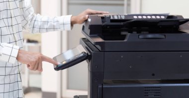 İşadamı, yazıcı fotokopi ağı panelindeki düğmeye basar, ofis konseptinde fotokopi üzerinde çalışır, yazıcı, kağıt tarama ve kopyalama için ofis çalışanı ekipmanıdır.