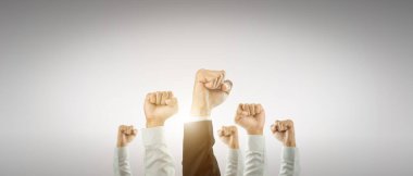 İş adamları örgütün kutlamasını kazanmak için ellerini kaldırdılar. İş dünyası başarıya, güneş ışığının etkisine yönelikti..