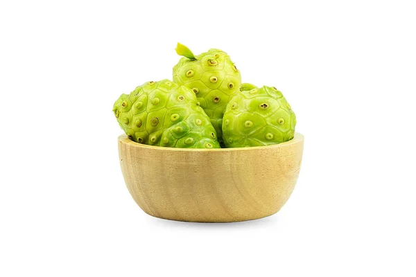 Noni Morinda Citrifolia Beyaz Arka Planda Ayrı Tahta Bir Bardaktaki — Stok fotoğraf