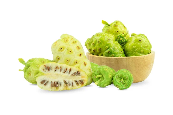 Noni Morinda Citrifolia Beyaz Arka Planda Ayrı Tahta Bir Bardaktaki — Stok fotoğraf