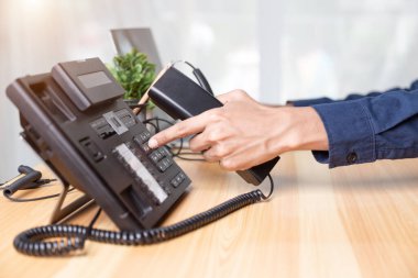 Çağrı merkezi personelinin elleri telefon ofisindeki düğme numarasına, iletişim desteğine, çağrı merkezine ve müşteri hizmetleri yardım masasına bassın. Çağrı Merkezi kavramı için
