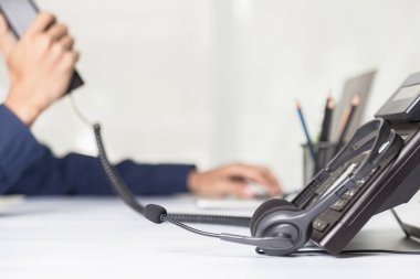 Çağrı merkezi personelinin elleri telefon ofisindeki düğme numarasına, iletişim desteğine, çağrı merkezine ve müşteri hizmetleri yardım masasına bassın. Çağrı Merkezi kavramı için