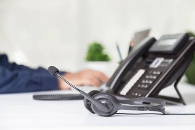 Çağrı merkezi personelinin elleri telefon ofisindeki düğme numarasına, iletişim desteğine, çağrı merkezine ve müşteri hizmetleri yardım masasına bassın. Çağrı Merkezi kavramı için