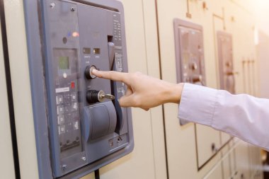 Kontrol ve bakım elektrik donanımı mühendisi üzerinde çalışan mühendis kontrol listesi sistemi hazır olan durum değişkenlerini kontrol ediyor.