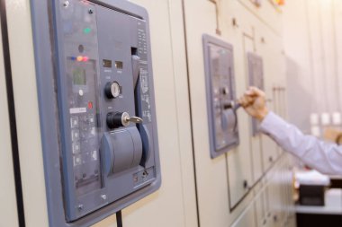 Mühendis, elektrik santralinin kontrol panelindeki voltmetre veya voltajı kontrol ediyor. Kontrol listesi Sistemi hazır.