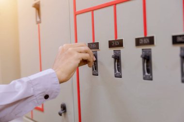 Kontrol ve bakım elektrik donanımı mühendisi üzerinde çalışan mühendis kontrol listesi sistemi hazır olan durum değişkenlerini kontrol ediyor.