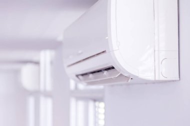 Odanın içinde klima var.