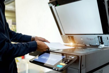 Meşgul adam. Yazıcı paneli, yazıcı tarayıcısı lazer ofis fotokopi makinesi malzemeleri üzerindeki El düğmesine bas. Konsept başlat.