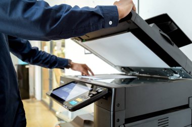 Meşgul adam. Yazıcı paneli, yazıcı tarayıcısı lazer ofis fotokopi makinesi malzemeleri üzerindeki El düğmesine bas. Konsept başlat.