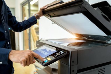 Meşgul adam. Yazıcı paneli, yazıcı tarayıcısı lazer ofis fotokopi makinesi malzemeleri üzerindeki El düğmesine bas. Konsept başlat.