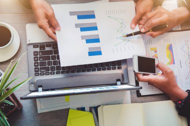 İş ortakları tasarım konsepti yöneticisi iş adamı finans müfettişi ve sekreter raporları hazırlıyor, dengeyi hesaplıyor. Milli Gelir İdaresi evrakları kontrol ediyor. Denetim kavramı.