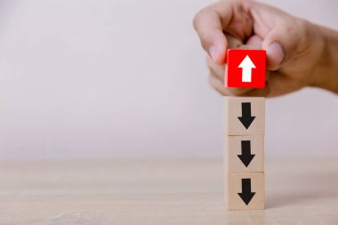 Siyah okların karşısında beyaz oklarla çevrili kırmızı tahta bloklar. Diğer insanlara göre farklı kavramlarla. Başarı için gidiyorum.