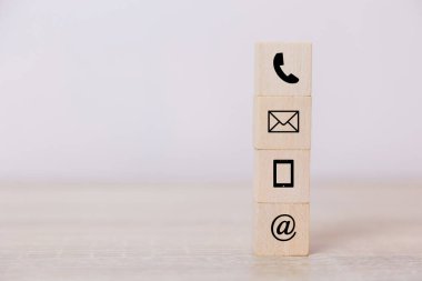Ahşap blok sembolü telefon, adres, posta ve cep telefonu. Teknoloji ilerlemesi ile iletişim kavramı..