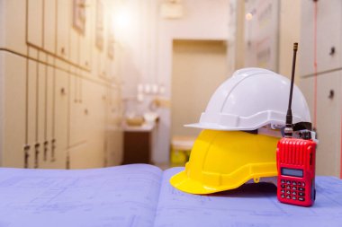 Kontrol odasında standart inşaat güvenlik ekipmanı, İnşaat ve Güvenlik Konsepti.