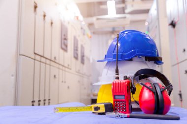 Kontrol odasında standart inşaat güvenlik ekipmanı, İnşaat ve Güvenlik Konsepti.