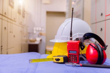 Kontrol odasında standart inşaat güvenlik ekipmanı, İnşaat ve Güvenlik Konsepti.