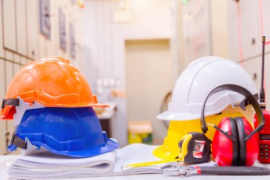 Kontrol odasında standart inşaat güvenlik ekipmanı, İnşaat ve Güvenlik Konsepti.