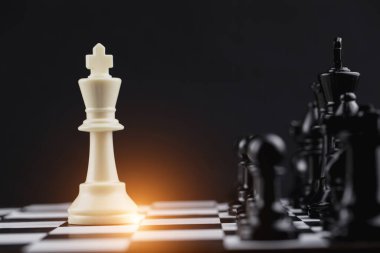 Şirket stratejisi, iş zaferi ya da başarıya giden yolda karar verme kavramı ile satranç oyununda beyaz kral.