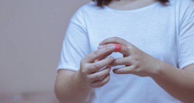 Evde bilek ağrısı çeken kadınlar var.