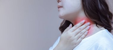 Ellerindeki boynu tırmalayan kadın böcek ısırıklarına, dermatite, yiyeceğe ve uyuşturucuya karşı alerjik reaksiyon gösteriyor. Sağlık hizmeti kavramı.