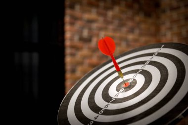 Kırmızı dart oku hedef tahtanın ortasına güneş ışığı klasik tarzıyla vuruyor, hedef pazarlama ve iş başarısı konsepti - görüntü.