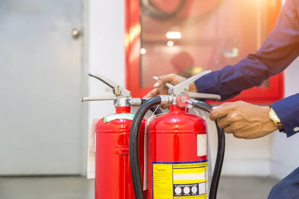 Інженер Перевіряє Промислову Систему Керування Вогнем Контролер Пожежної Сигналізації Пожежний — стокове фото