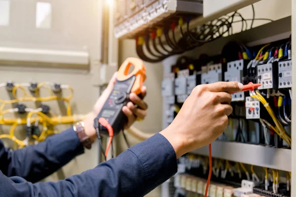 Probador Trabajo Ingeniero Eléctrico Que Mide Voltaje Corriente Línea Eléctrica — Foto de Stock