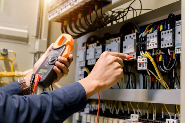 Testador Trabalho Engenheiro Eletricista Medição Tensão Corrente Linha Elétrica Energia — Fotografia de Stock