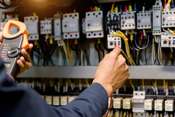 Probador Trabajo Ingeniero Eléctrico Que Mide Voltaje Corriente Línea Eléctrica — Foto de Stock