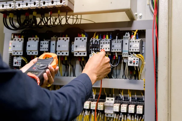 Testador Trabalho Engenheiro Eletricista Medição Tensão Corrente Linha Elétrica Energia — Fotografia de Stock