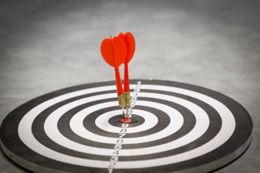 Kırmızı dart oku hedef tahtanın ortasına güneş ışığı klasik tarzıyla vuruyor, hedef pazarlama ve iş başarısı konsepti - görüntü.