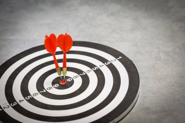 Kırmızı dart oku hedef tahtanın ortasına güneş ışığı klasik tarzıyla vuruyor, hedef pazarlama ve iş başarısı konsepti - görüntü.