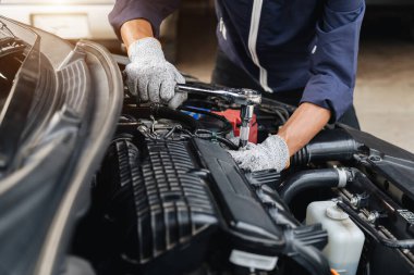 Otomobil tamircisi elleri araba motoru atölyesini tamir ediyor. .