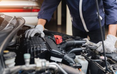 Otomobil tamircisi elleri araba motoru atölyesini tamir ediyor. .