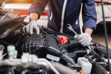 Otomobil tamircisi elleri araba motoru atölyesini tamir ediyor. .