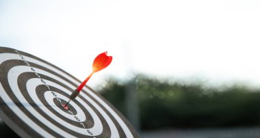 Dart bir fırsat ve Dartboard hedef ve hedef. Yani her ikisi de iş pazarlamasında bir meydan okumayı temsil ediyor..