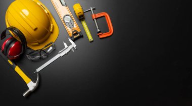 İş güvenliği. Ahşap arka planda inşaat alanı koruyucu ekipman, düz döşeme, kopyalama alanı, üst görünüm