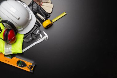 İş güvenliği. Ahşap arka planda inşaat alanı koruyucu ekipman, düz döşeme, kopyalama alanı, üst görünüm