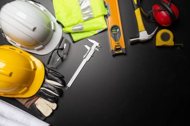 İş güvenliği. Ahşap arka planda inşaat alanı koruyucu ekipman, düz döşeme, kopyalama alanı, üst görünüm