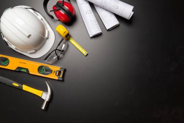 İş güvenliği. Ahşap arka planda inşaat alanı koruyucu ekipman, düz döşeme, kopyalama alanı, üst görünüm