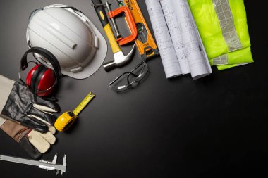 İş güvenliği. Ahşap arka planda inşaat alanı koruyucu ekipman, düz döşeme, kopyalama alanı, üst görünüm