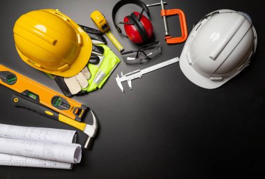 İş güvenliği. Ahşap arka planda inşaat alanı koruyucu ekipman, düz döşeme, kopyalama alanı, üst görünüm